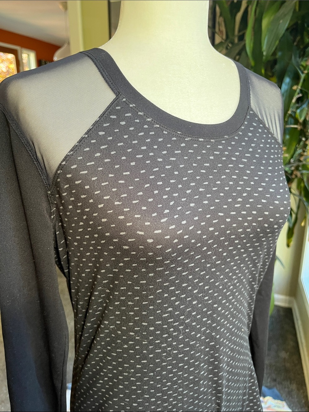 🏃‍♀️Oiselle Black Grey Long-Sleeve Top with Sheer Mesh Shoulder Panels sz8
